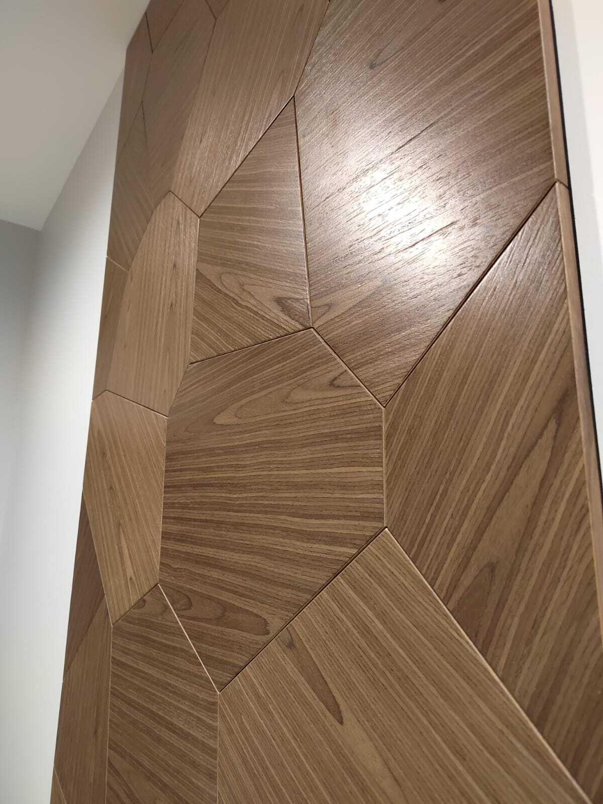 Близкий план текстуры панели 2D из МДФ, отделанной шпоном американский орех; натуральный вид.*