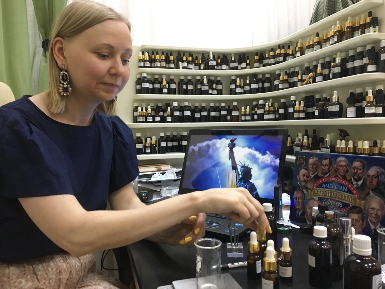 парфюмер профессия. парфюмерная лаборатория. курсы парфюмера. школа парфюмеров. курсы парфюмера.