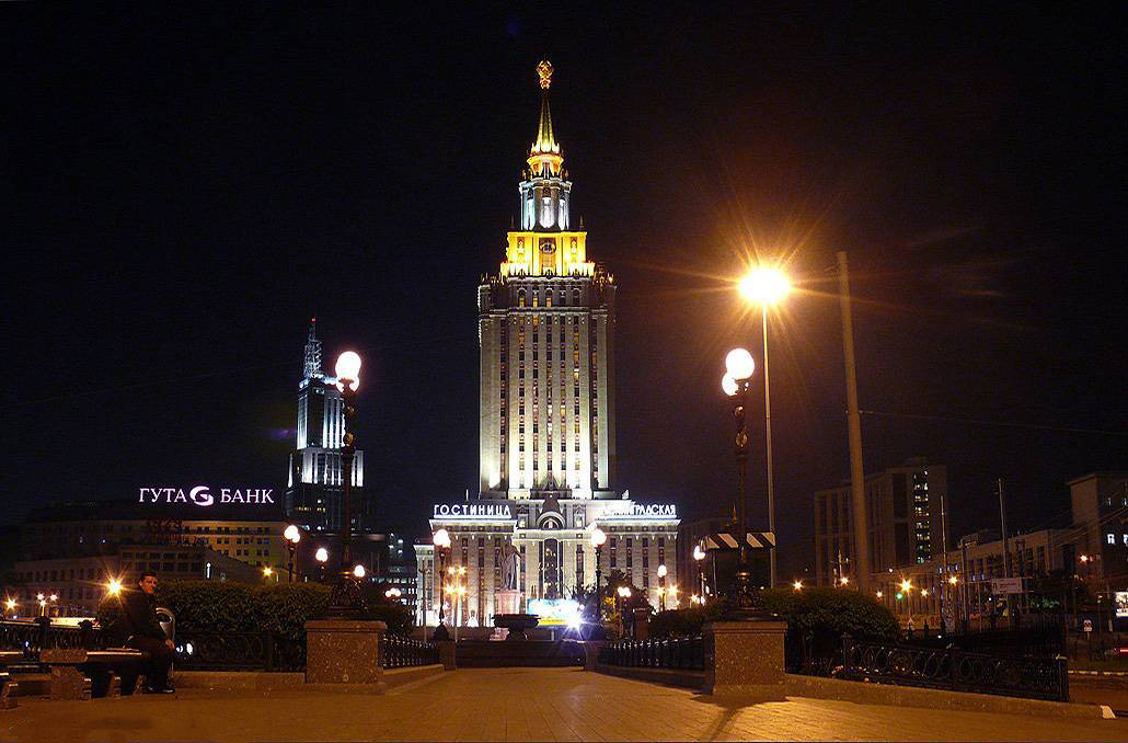 Гостиница ленинградская москва. Гостиница Ленинградская в Москве ночью. Гостиница Ленинградская и Каланчевка. Гостиница Ленинградская Москва зимой. Хилтон Москва Ленинградское ночью.