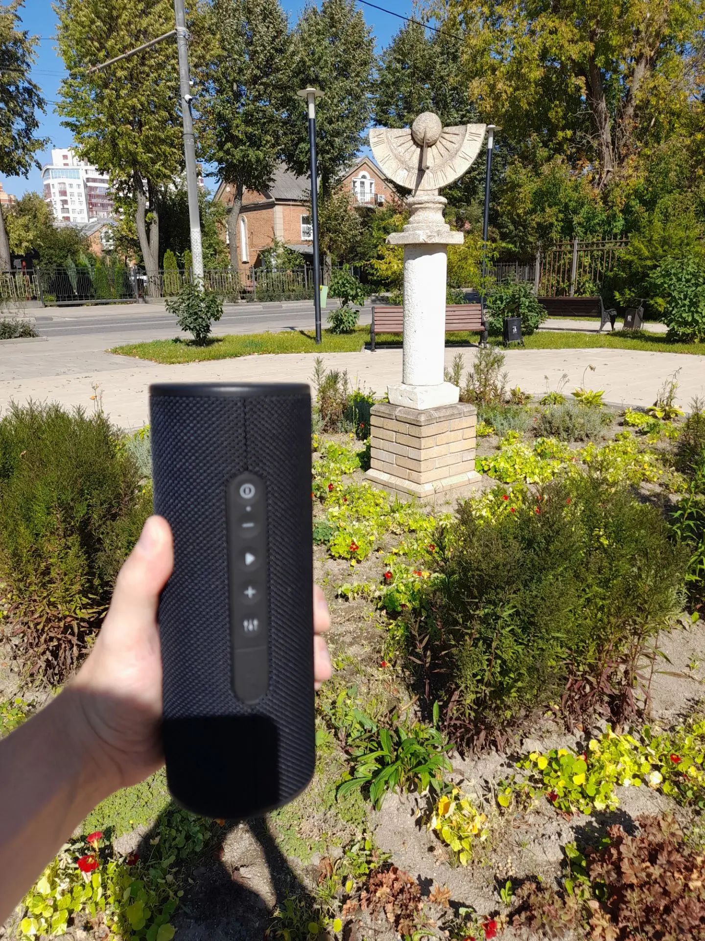 Колонка MEG, отдельный USB-адаптер и неподключённый кабель на сухом столе