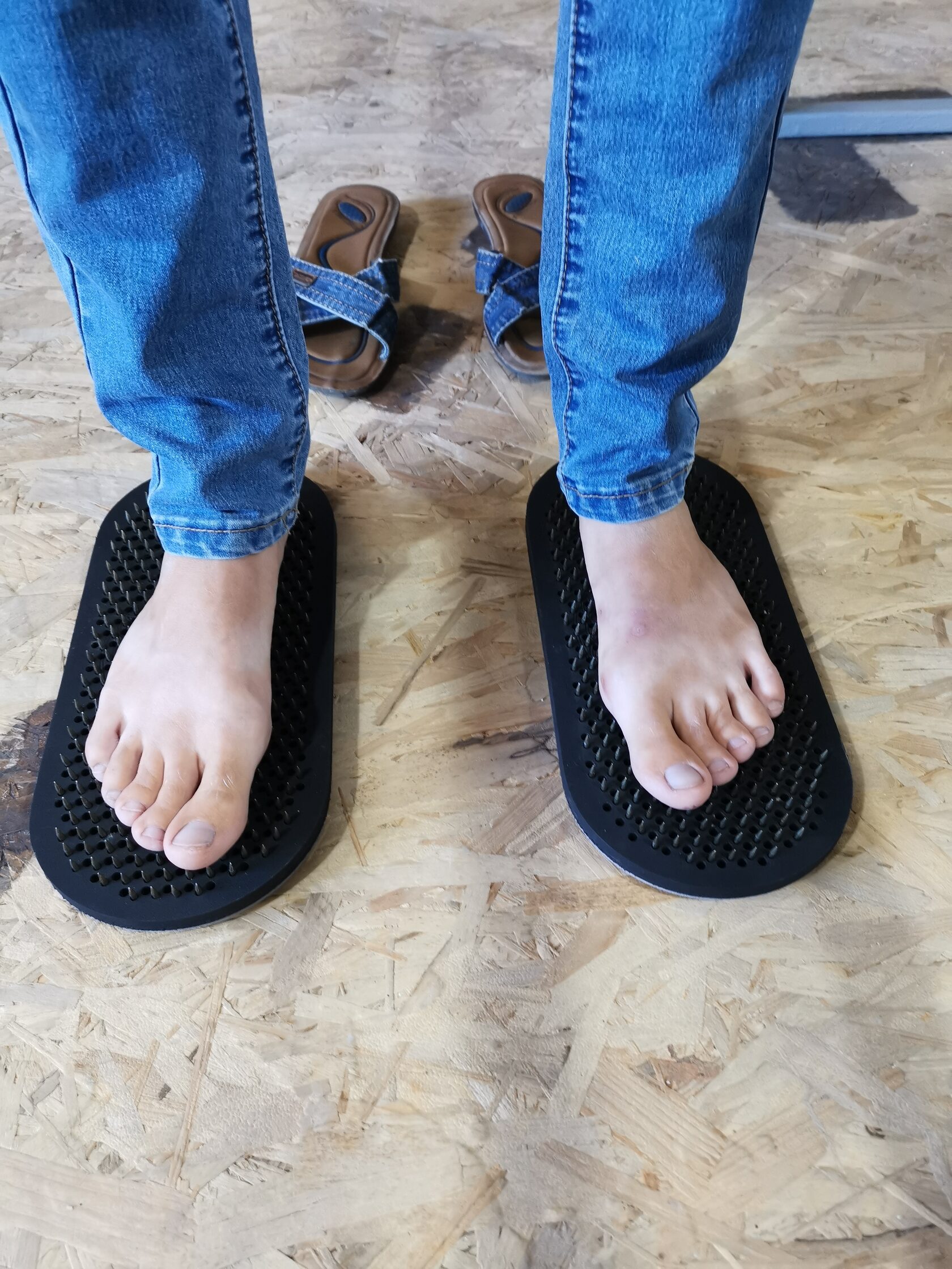 Фото занятие стояния на гвоздях на доске Садху.