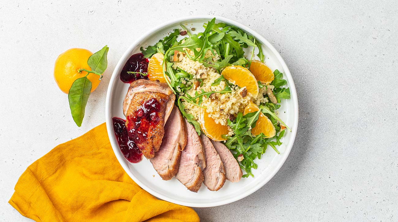 Утиная грудка с брусничным соусом и мандаринами