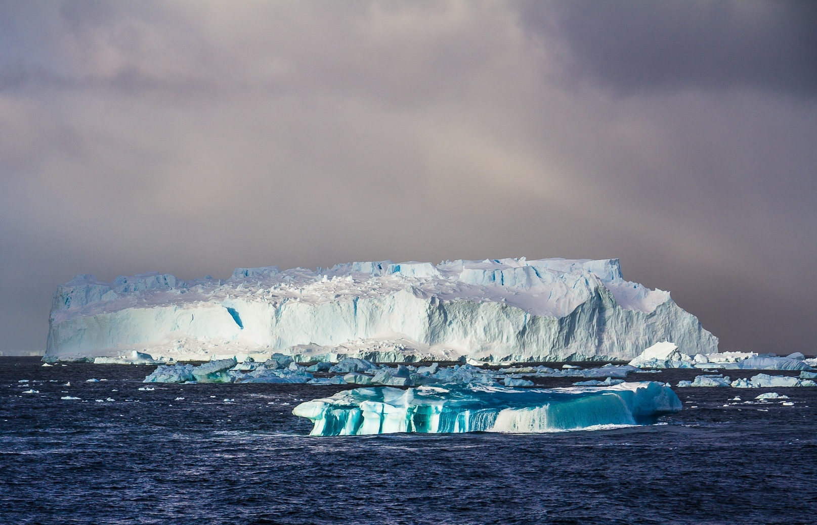Антарктида омывается водами. Море Беллинсгаузена Антарктида. Шельфовый ледник Беллинсгаузена. Антарктида ледник Беллинсгаузена. Шельфовый ледник Беллин.