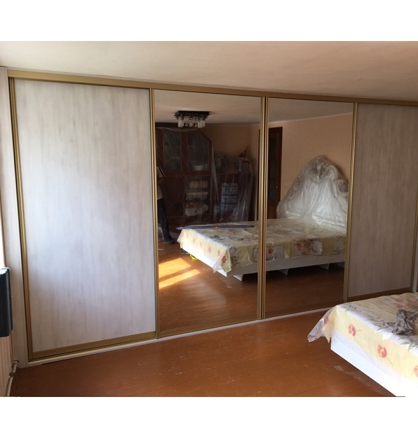 широкий встроенный шкаф