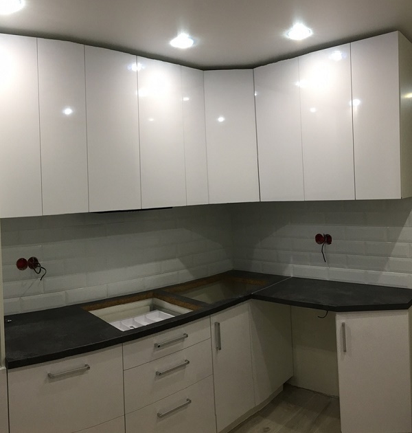 белая угловая кухня с пластиковыми фасадами