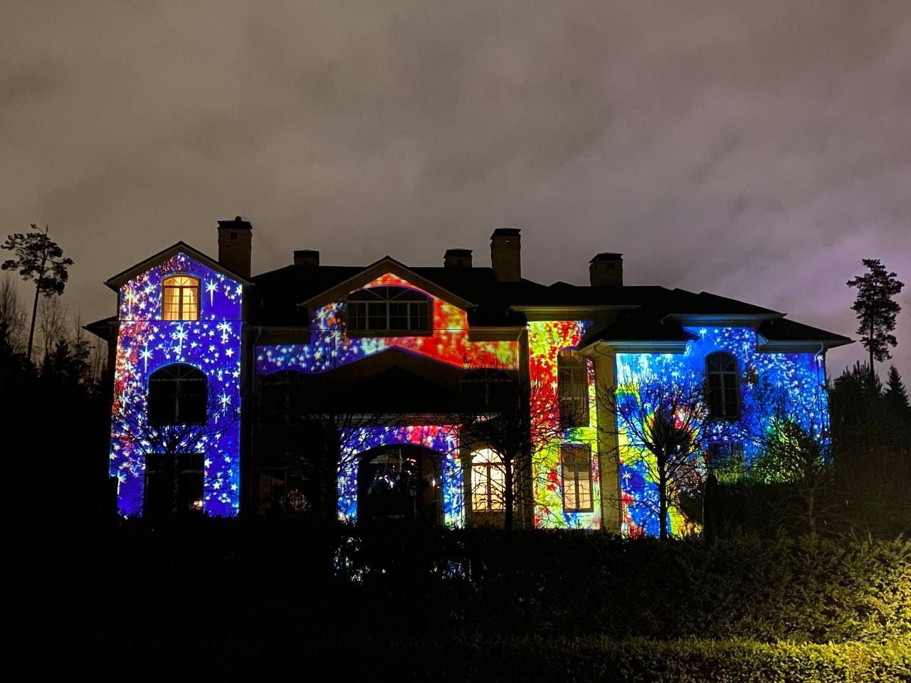 Видеомэппинг музей рыбинск. Проекция на фасад здания. Световые проекции на фасадах зданий. Лазерная проекция на фасад здания. Проектор на здание.