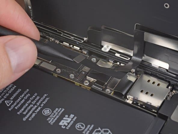 Отключение шлейфов аккумулятора и экрана iPhone 11