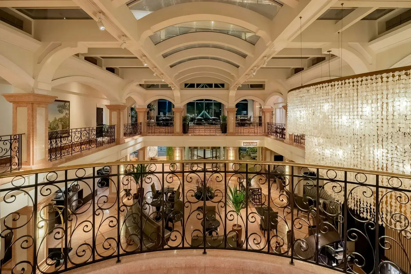 Атриум лобби со сводчатым потолком и люстрой, JW Marriott Hotel Rio de Janeiro
