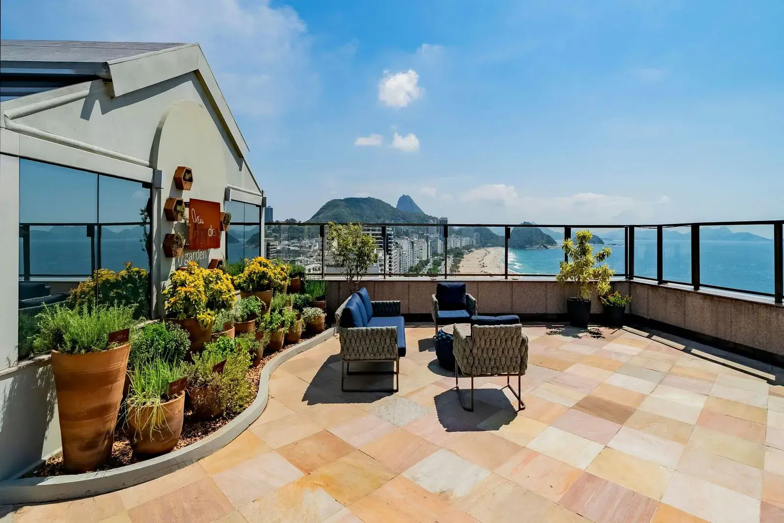 Терраса на крыше с видом на Сахарную Голову и залив Копакабаны, JW Marriott Rio de Janeiro