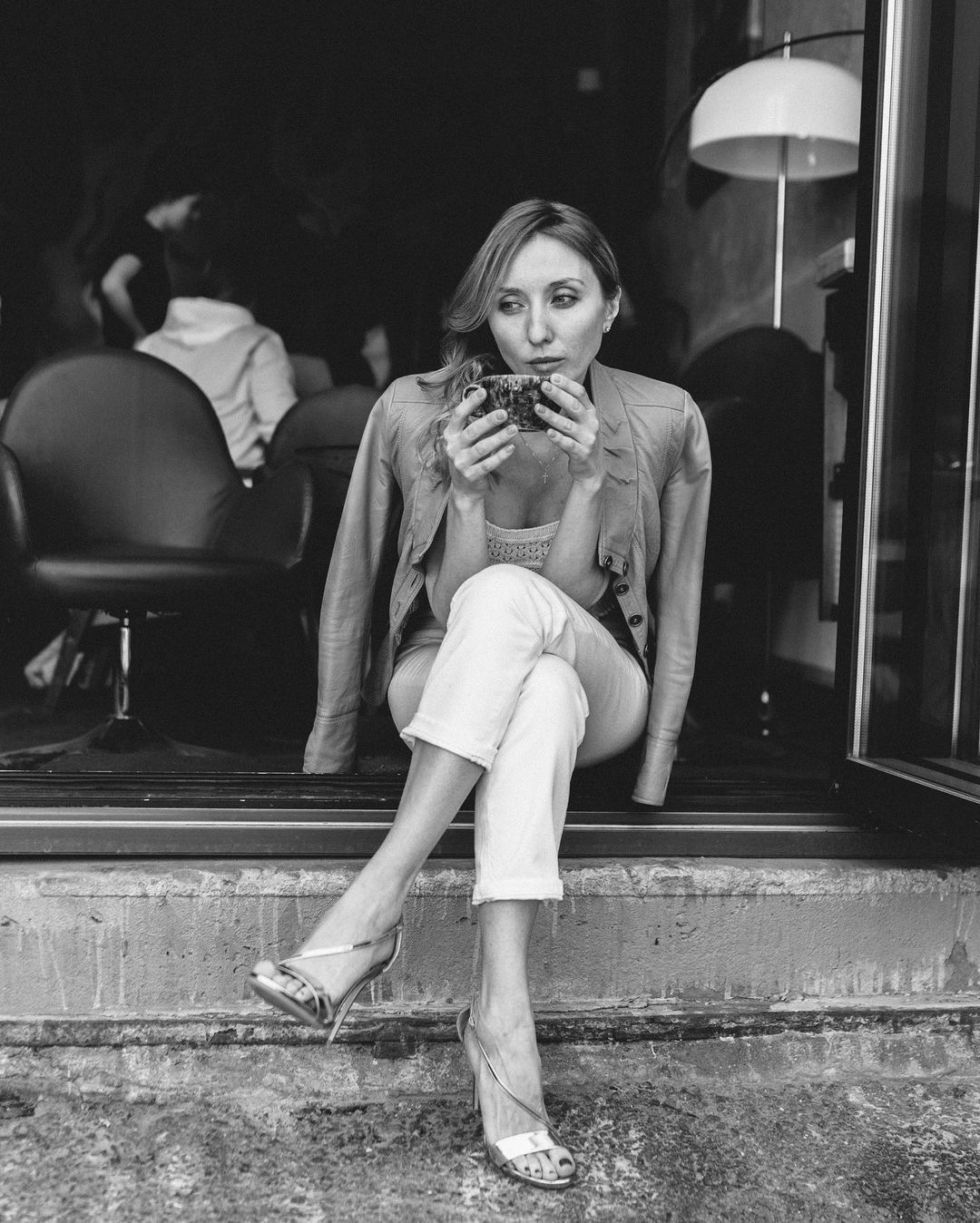 девушка сидит на летней веранде в кафе