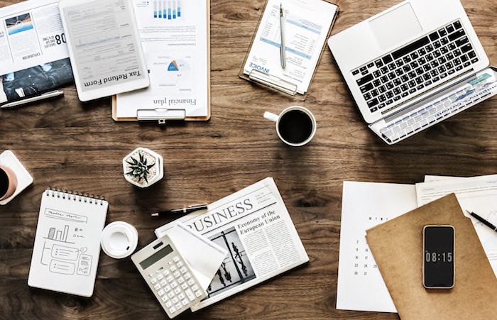 На фото изображен процесс работы над письмом