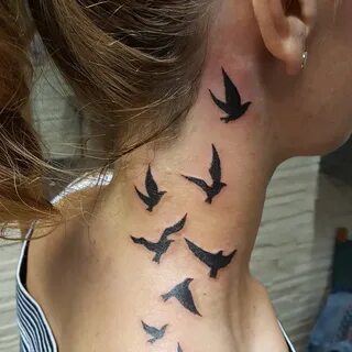 Татуировка птицы у девушки