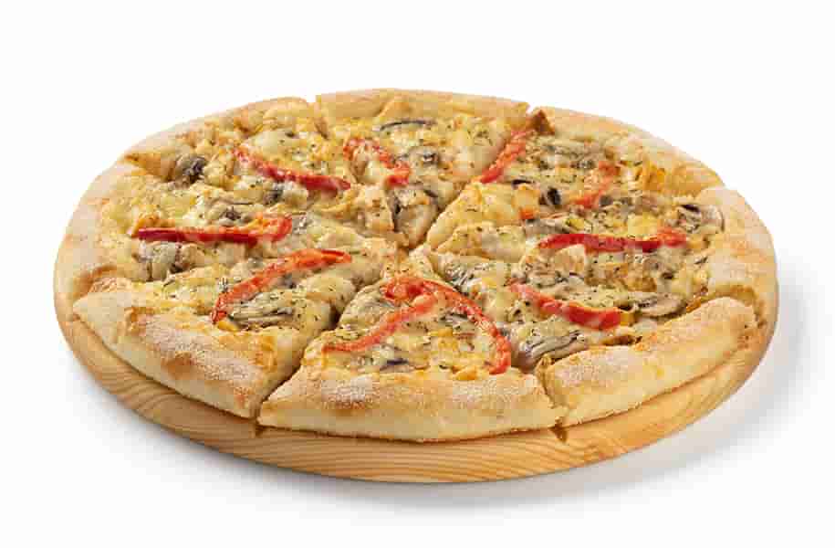 Пицца с курицей и сыром. Пицца с курицей. Пицца с курицей и грибами. Пицца куриная с грибами. Итальянская пицца с курицей.