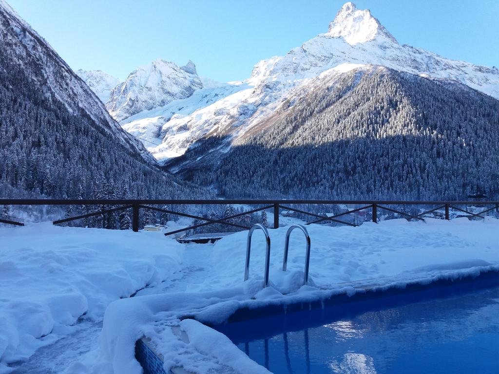 Апартаменты вершина домбай бассейн. Вершина апарт домбай. Отель с открытым бассейном домбай. Термы домбай. Эльбрус архыз домбай отели с бассейном.