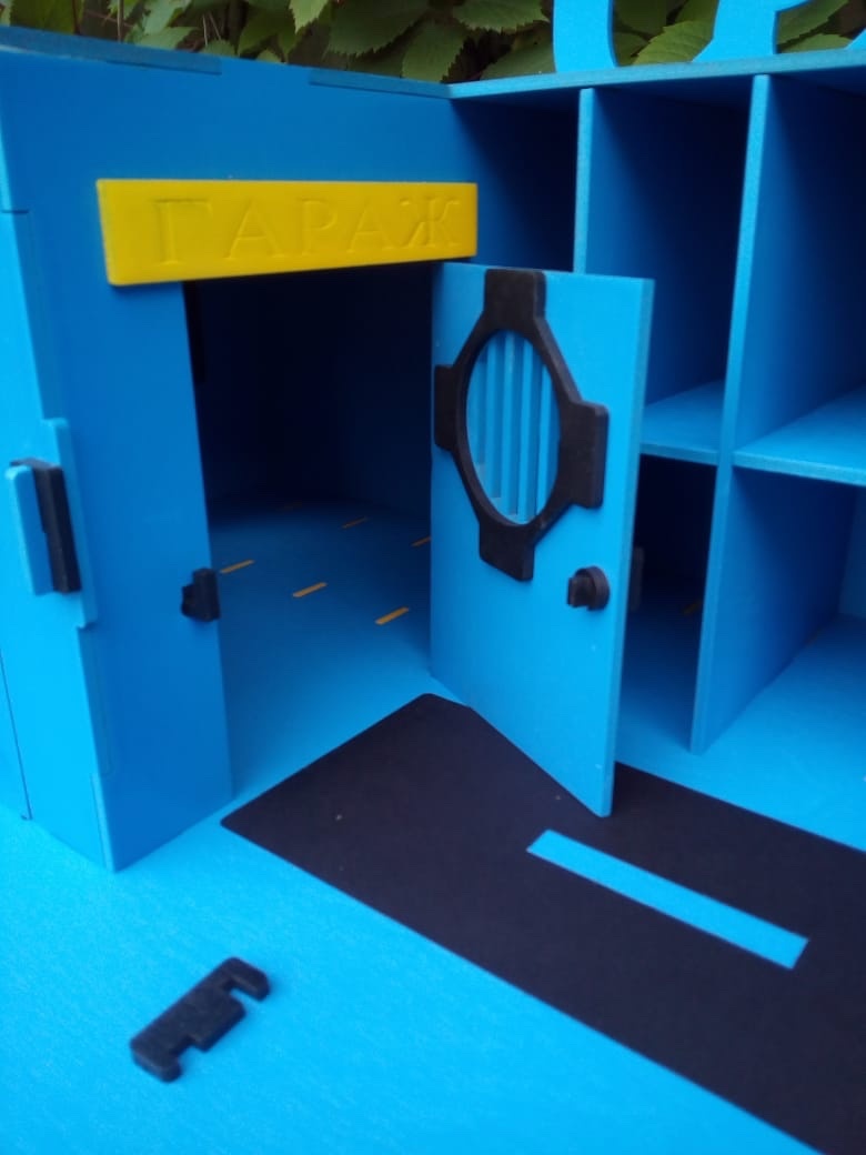 Парковка большая, с трамплином из фанеры