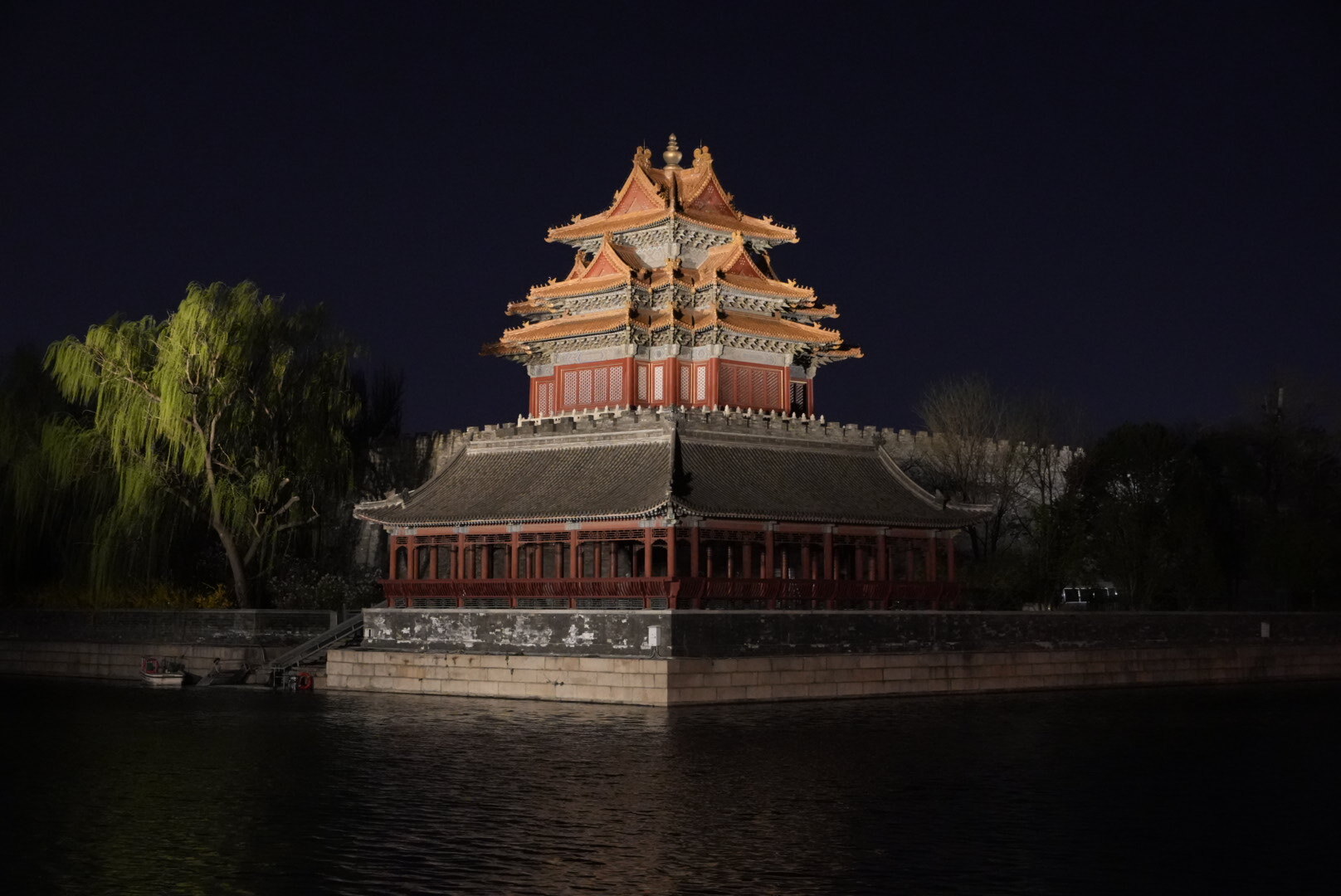Ночная угловая башня Запретного города в Пекине: подсвеченный павильон у рва с водой