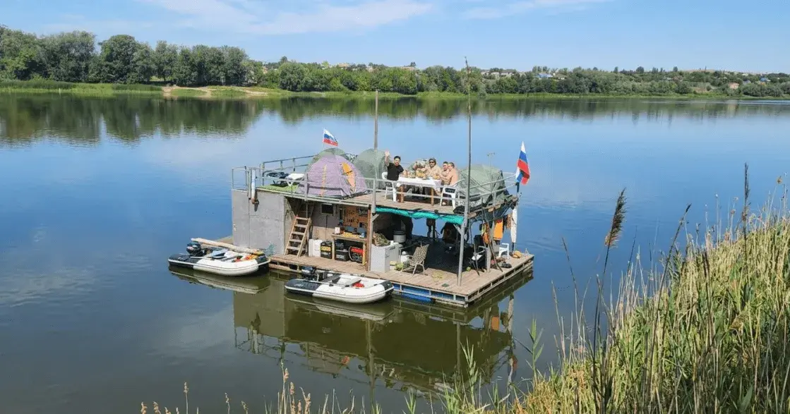 Компания гостей на палубе плота