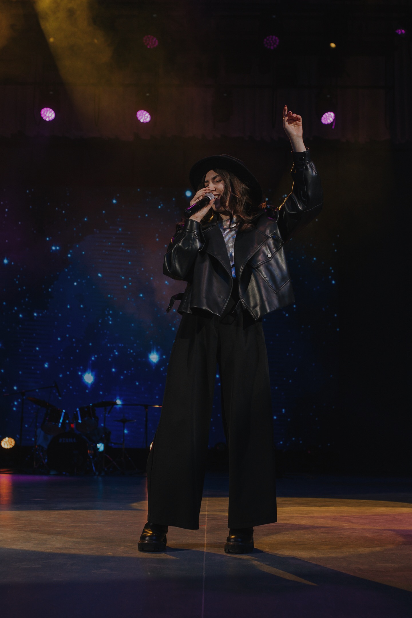 Педагог Алия Букач выступает на сцене школы Вокал Всем