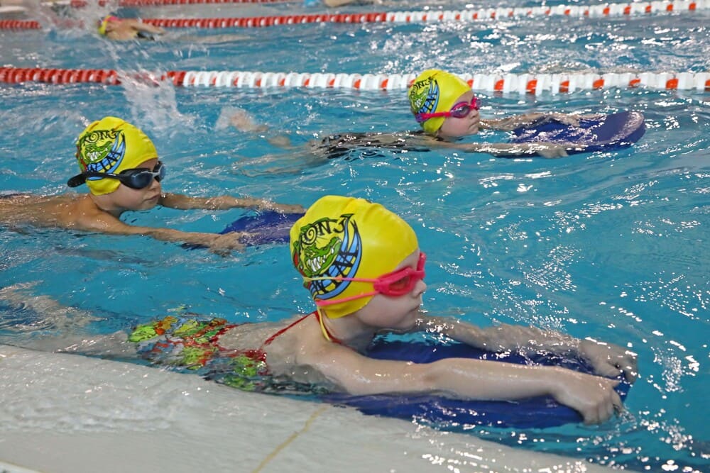 Группа обучения детей плаванию в бассейне в возрасте от 3, 4, 5, 6 лет, школа плавания Strong Swim в Москве. Научить ребенка плавать кролем в Москве