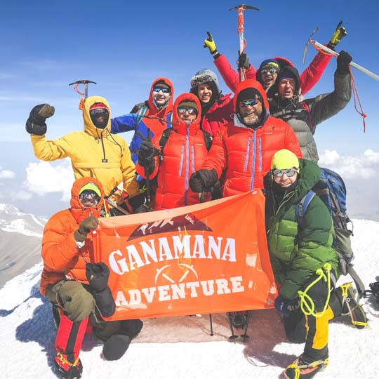Участники GanaMana Adventure на вершине Эльбруса с флагом команды