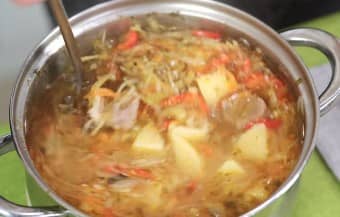 Приготовление щей из свежей капусты с болгарским перцем: шаг 13