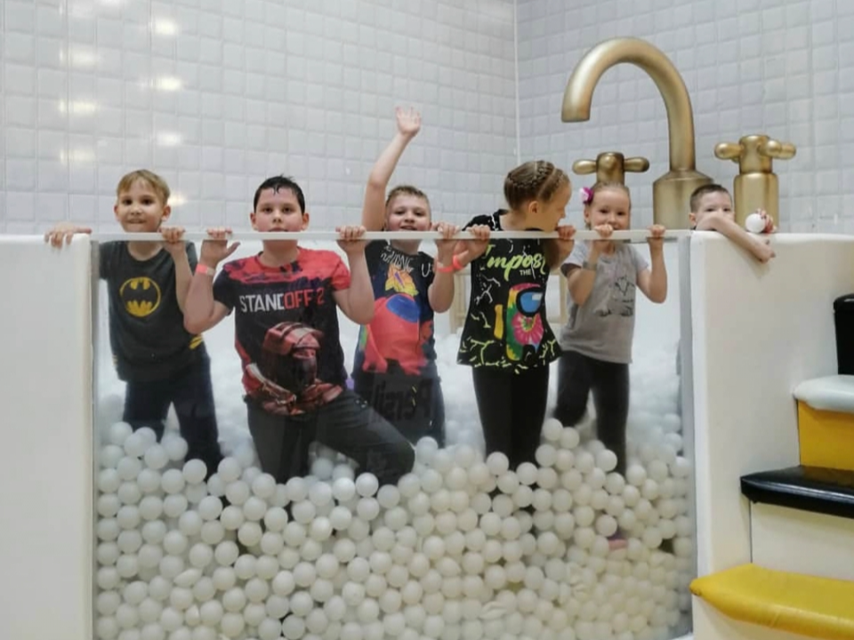 фото парня и девушки на романтическом свидании в публичном месте