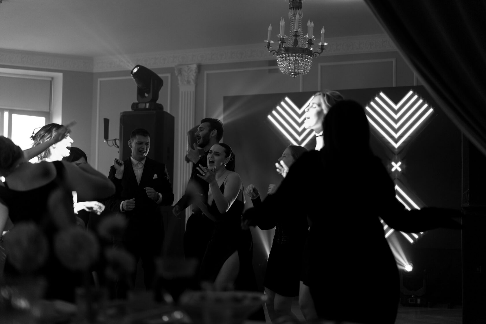 гости танцуют под dJ сет на мероприятии