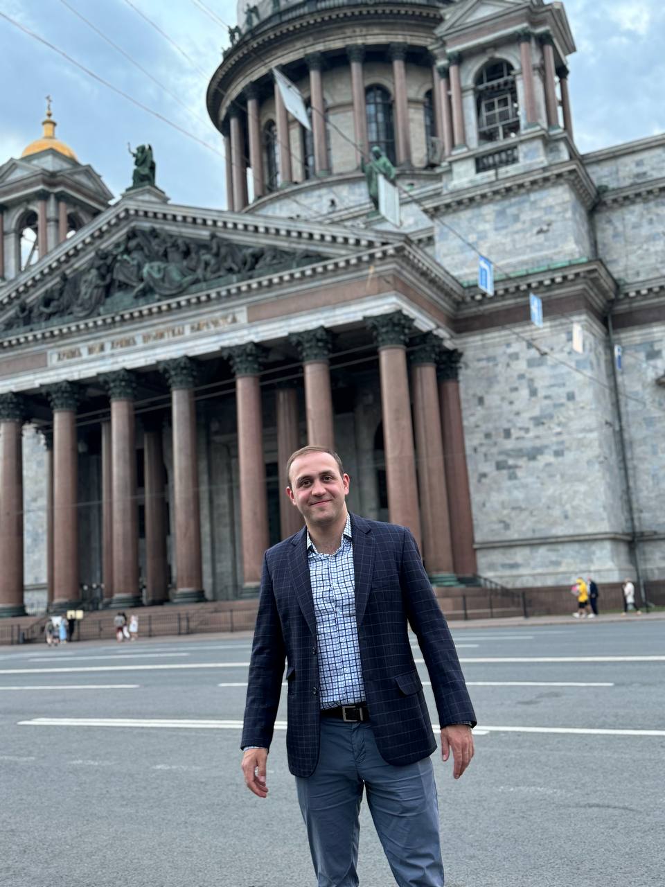 Дмитрий Туктамышев у Исаакиевского собора
