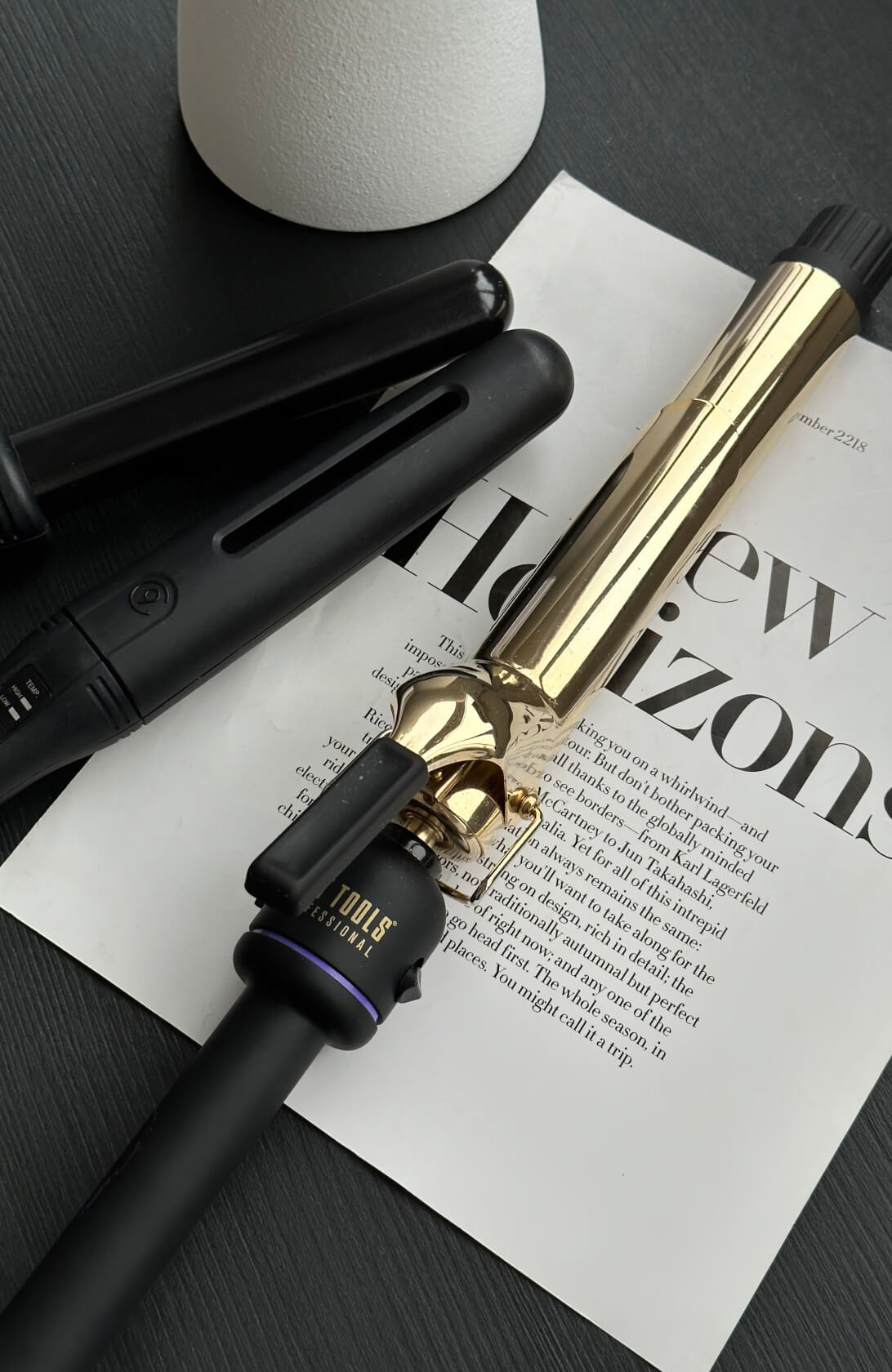 Плойка для волос лежит на столе