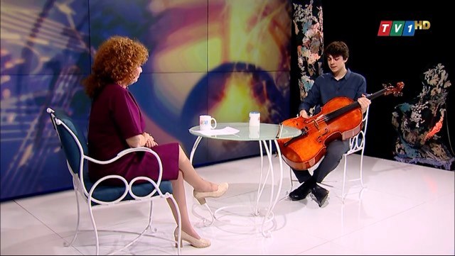 Олга Бузина с елегантна рокля от Ефреа, разговаря за музика в студиото на tv1