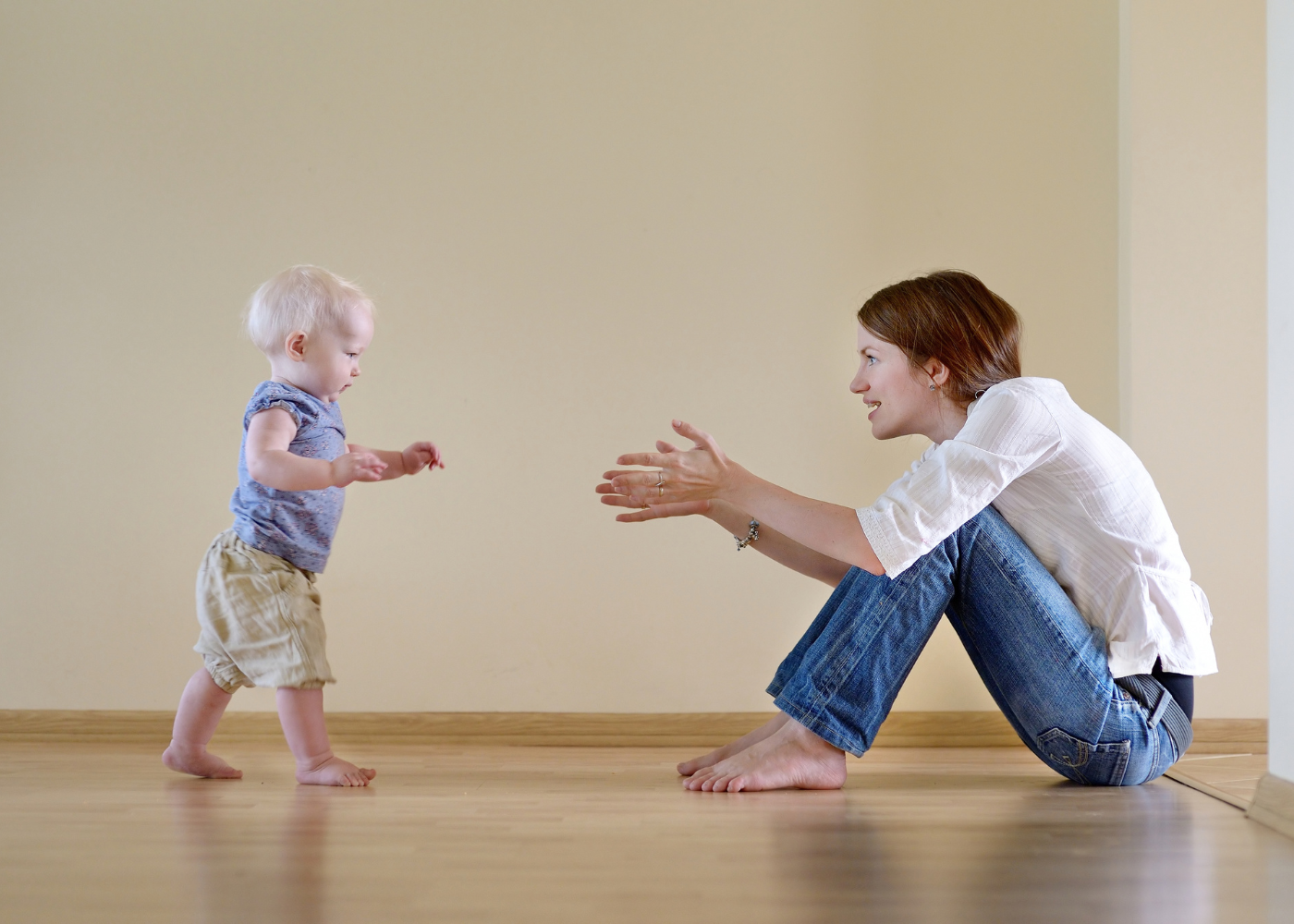 Baby walk. Ребенок. Первые шаги. Ребенок ходит. Ребенок делает первые шаги.