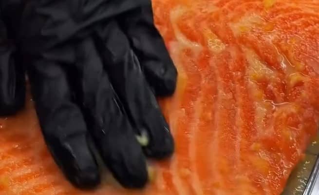 Приготовление слабосолёной форели с коньяком в домашних условиях: шаг 4