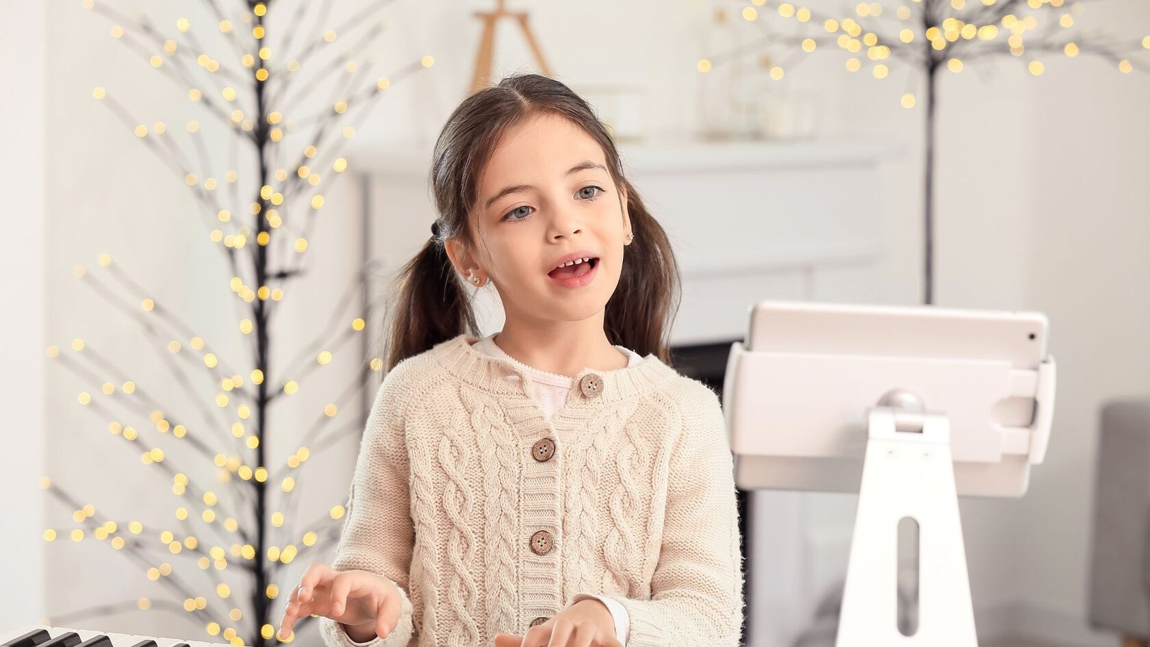 Ребёнок поет