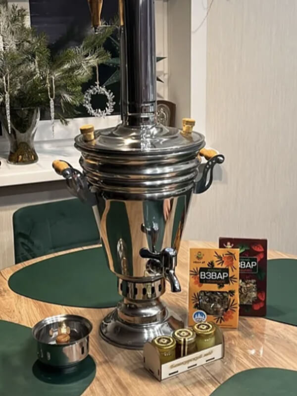 Самовар Казак в интерьере с взваром и мёдом