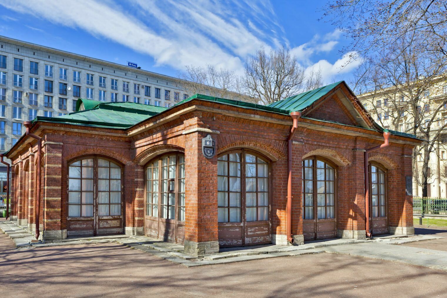 Домик петра петербург. Домик Петра на Петровской набережной. Домик Петра первого на Петровской набережной в СПБ. Домик Петра 1 в Санкт-Петербурге Архитектор. «Первоначальный дворец» — домик Петра i в Петербурге.