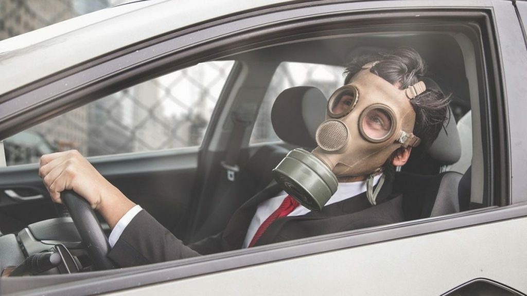 Как избавиться от запаха в салоне автомобиля?