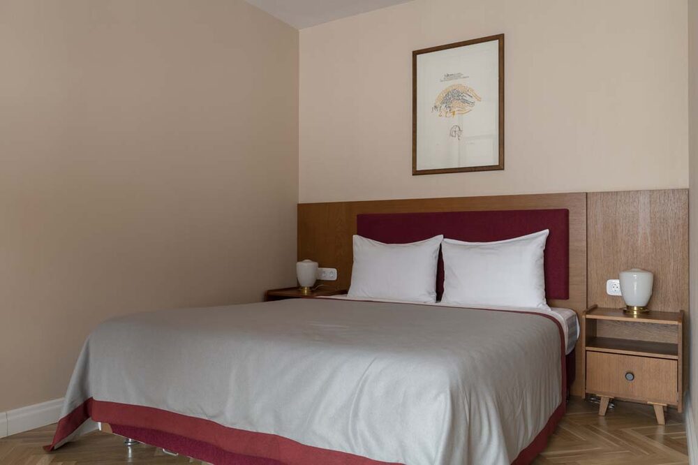 Tropik porno rasmlar Ozining pubik joyini soqol olgan qizning porno surati