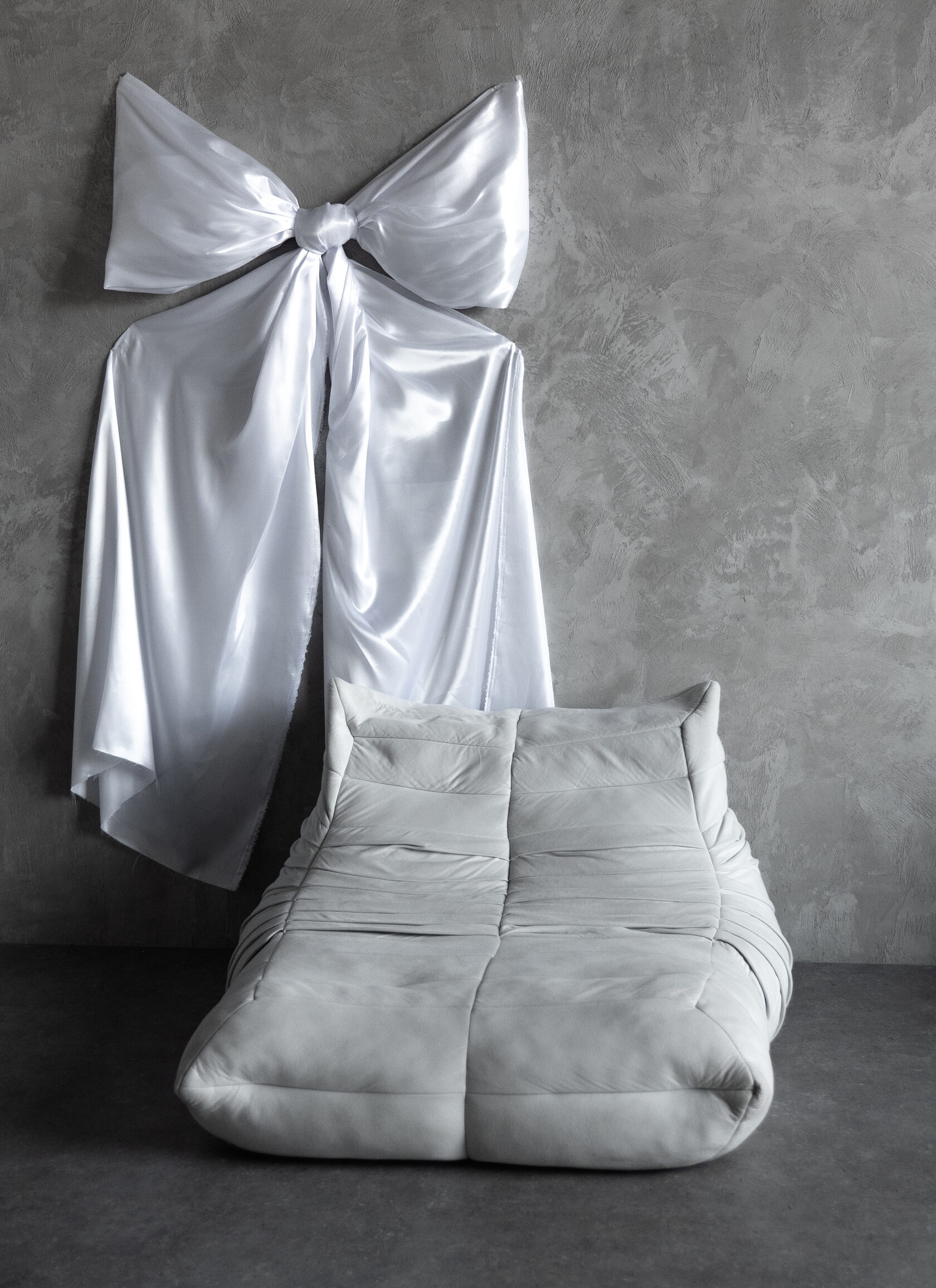 Стул с шарами на белом фоне в зале CYCLORAMA в фотостудии в Липецке