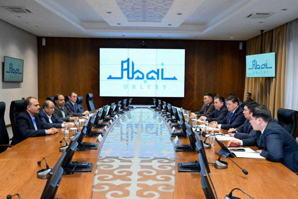 Аким области Абай Берик Уали встретился с зарубежной делегацией