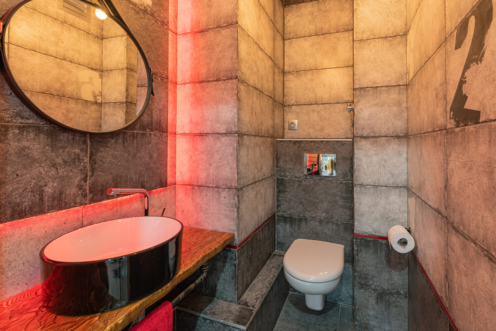 Ремонт гостиной с эркером — сложное зонирование, комбинированные обои, многоуровневый потолок