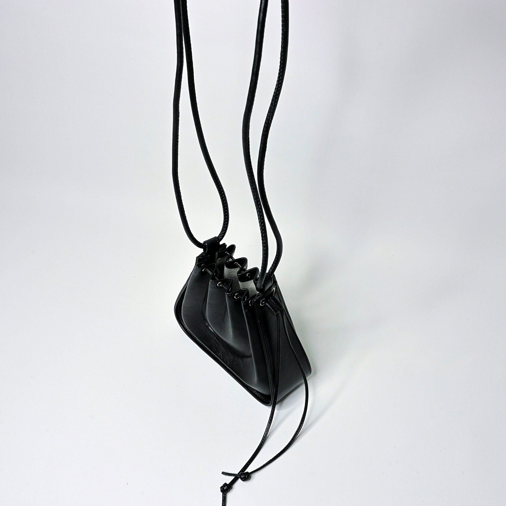 дизайнерская сумка Drift mini архитектурной формы черного цвета из натуральной кожи премиум качества