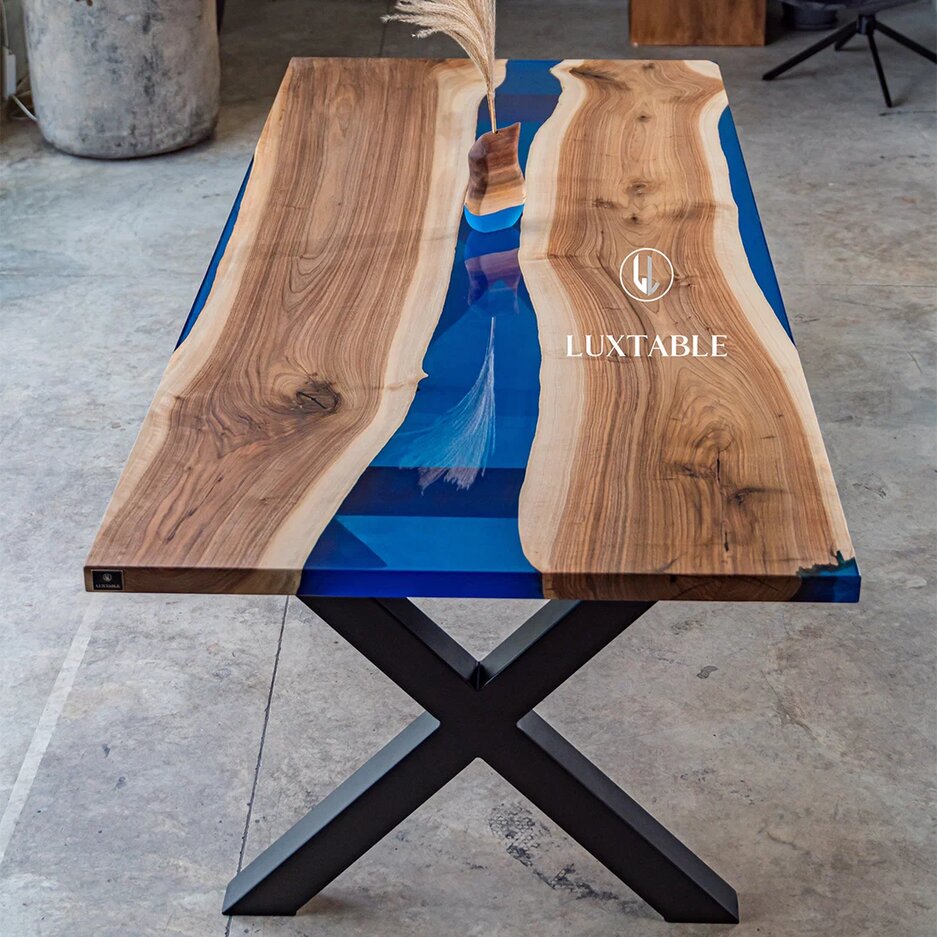 Epoxidharz Tische Alagoas aus europäischem Nussbaum und hellblauem Epoxidharz mit Metallic Effekt
