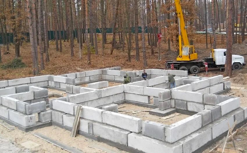 Дом из монолитного блока. Дом из бетона. Бетонное здание. Монолитный каркас. Монолитный дом 2 этажа.