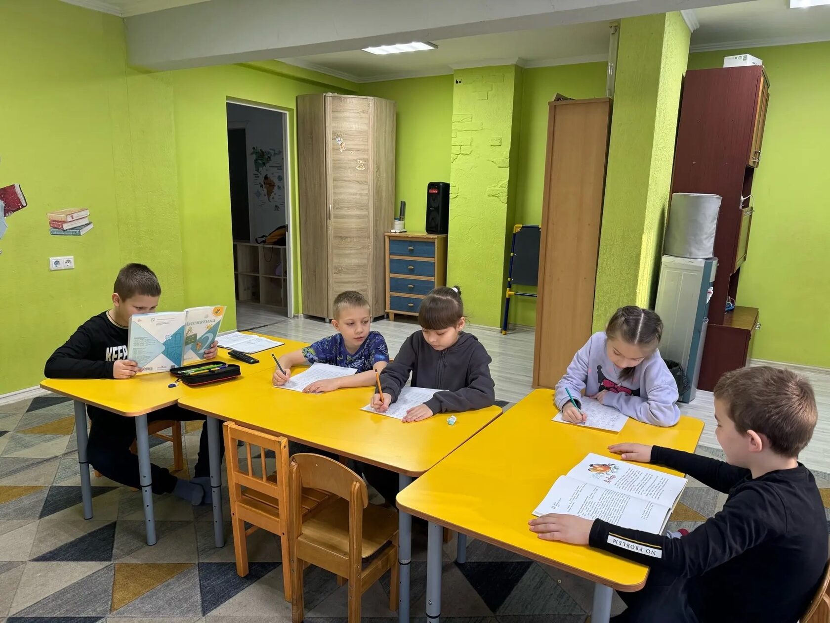 Дети делают уроки в клубе