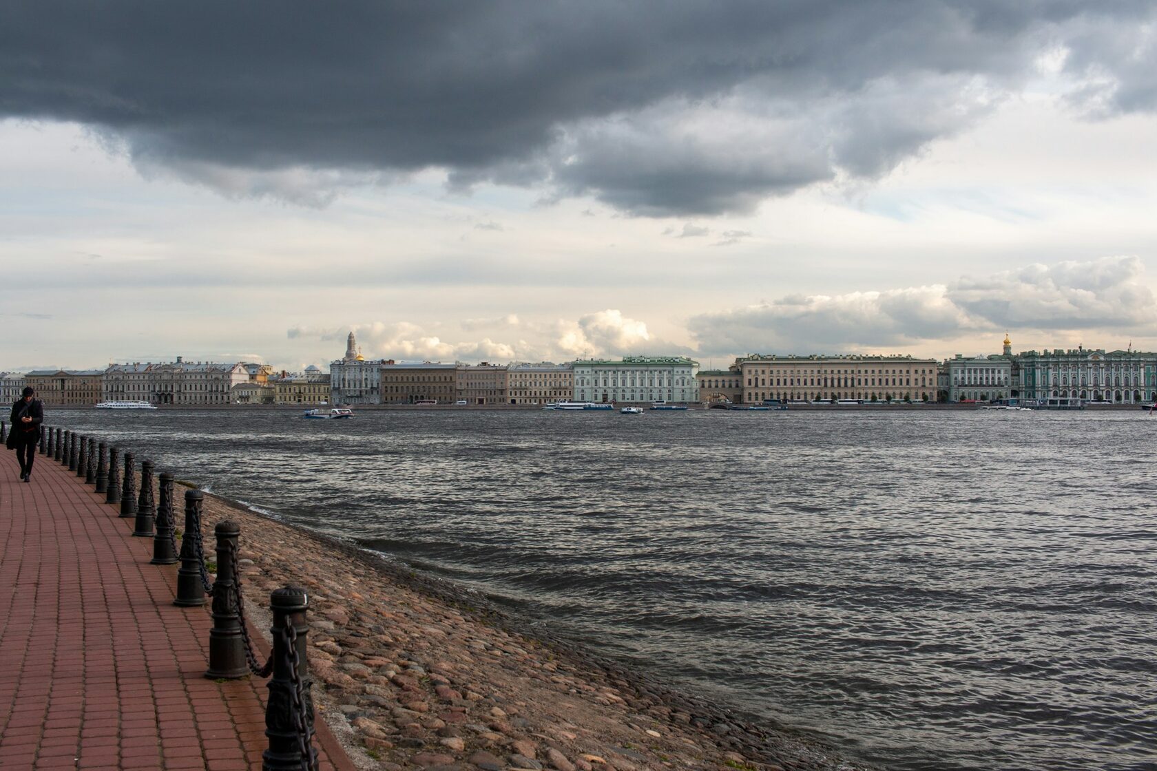 Россия, Санкт-Петербург, Дворцовая набережная реки Нева