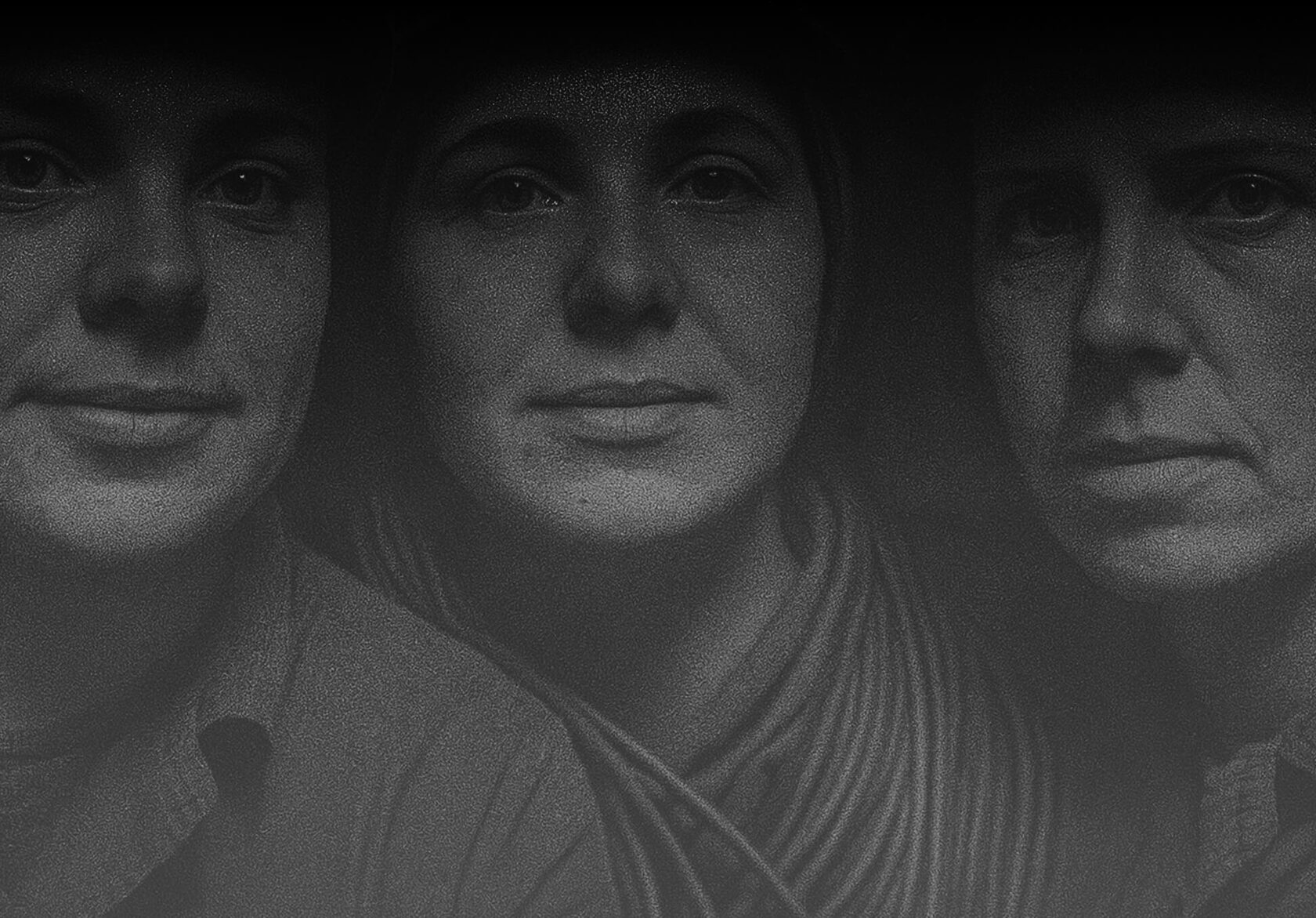 Три женских лица, обращённых к камере. Фотография зернистая, с мягким освещением, лица наполовину в тени.