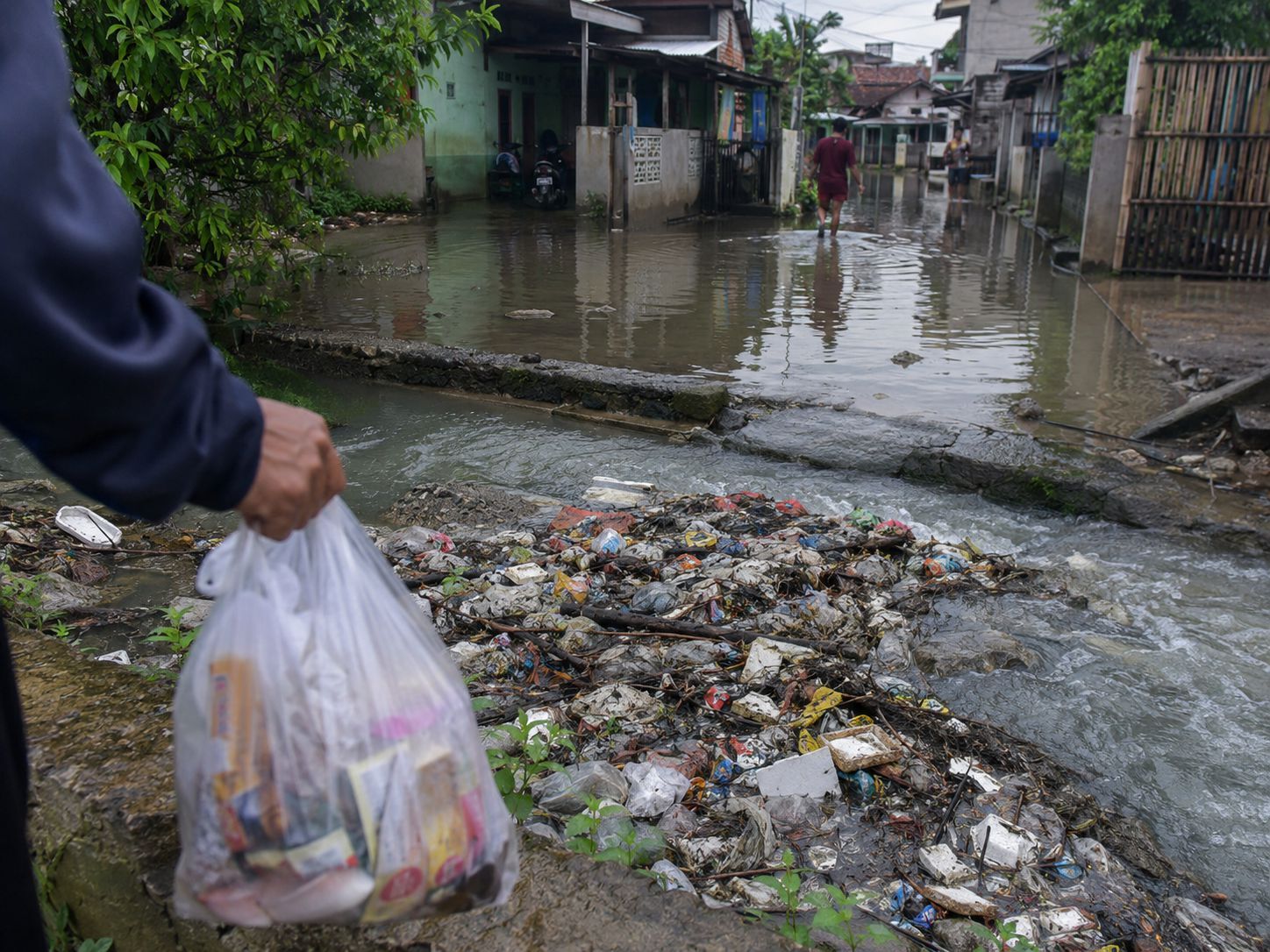 Penyebab dan dampak membuang sampah ke sungai di Indonesia
