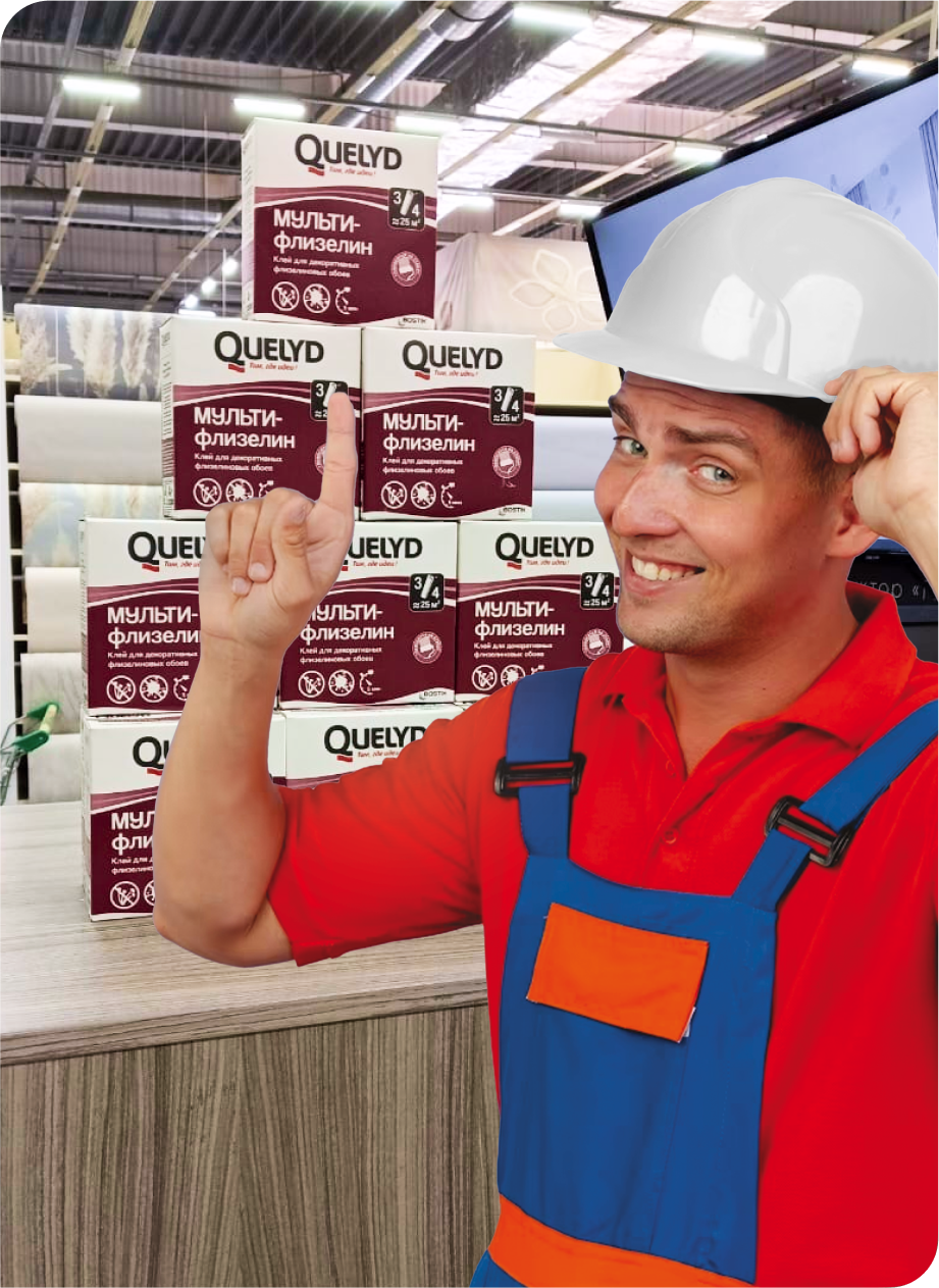 Мужчина в каске показывает обойный клей