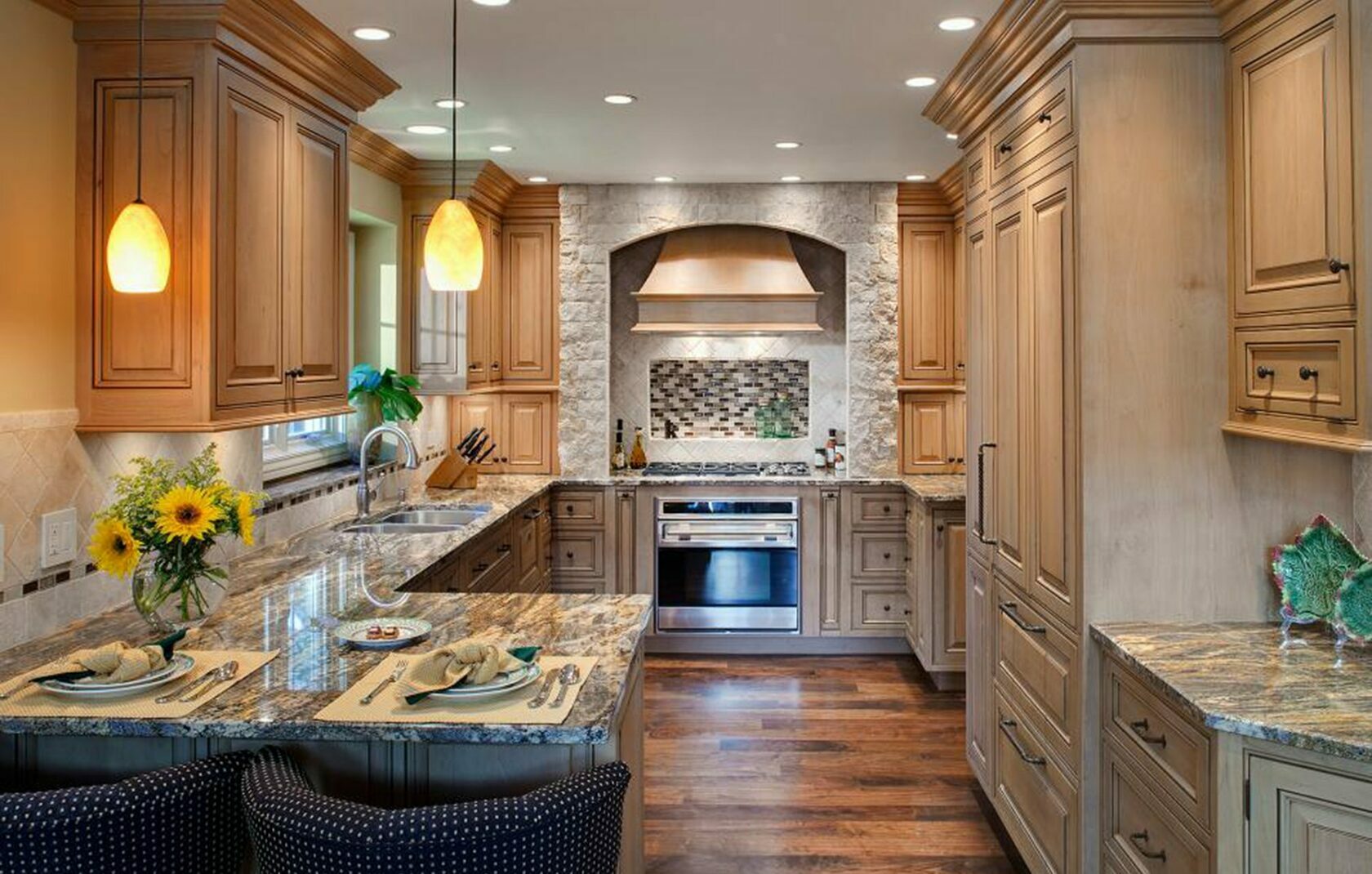Возвысьте свой дом: Откройте для себя неподвластную времени красоту кухонь из массива дерева на заказ