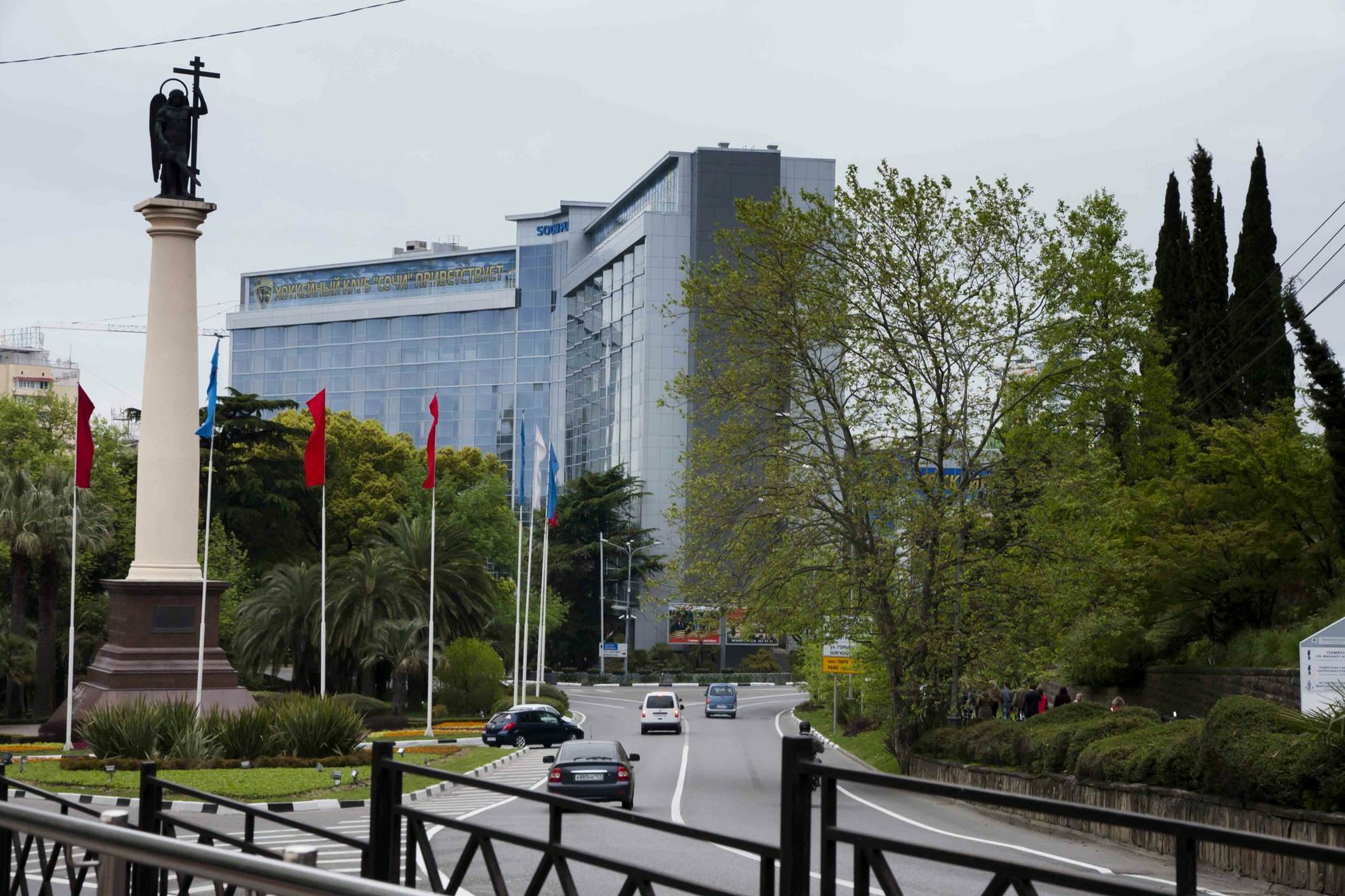 Гостиница «Москва» и памятная колонна со скульптурным изображением архангела Михаила